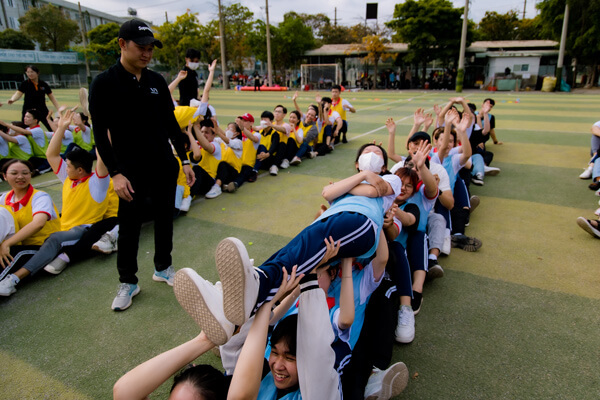 Mở m&agrave;n chương tr&igrave;nh Team Building l&agrave; tr&ograve; chơi chuyền người tr&ecirc;n kh&ocirc;ngđược c&aacute;c bạn tham gia rất h&agrave;o hứng