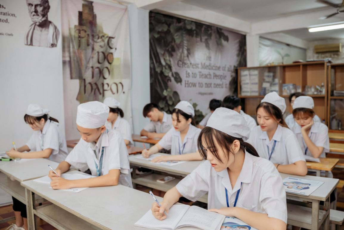 Chương trình đào tạo Cao đẳng Y sĩ đa khoa có khối kiến thức vô cùng lớn nhằm đáp ứng yêu cầu khắc khe của ngành Y tế đối với những người Y sĩ đa khoa