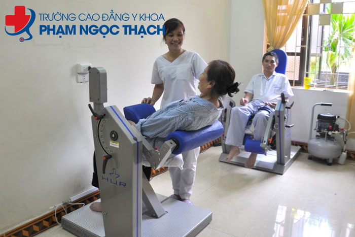 Vận động đề phòng co rút giúp phục hồi chức năng sau tai biến