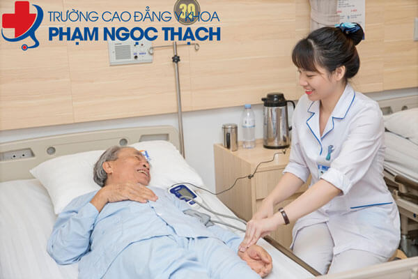 Th&acirc;n thiện với người bệnh v&agrave; người nh&agrave; bệnh nh&acirc;n