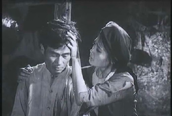 Chị Dậu v&agrave; anh Dậu bị ch&egrave;n &eacute;p