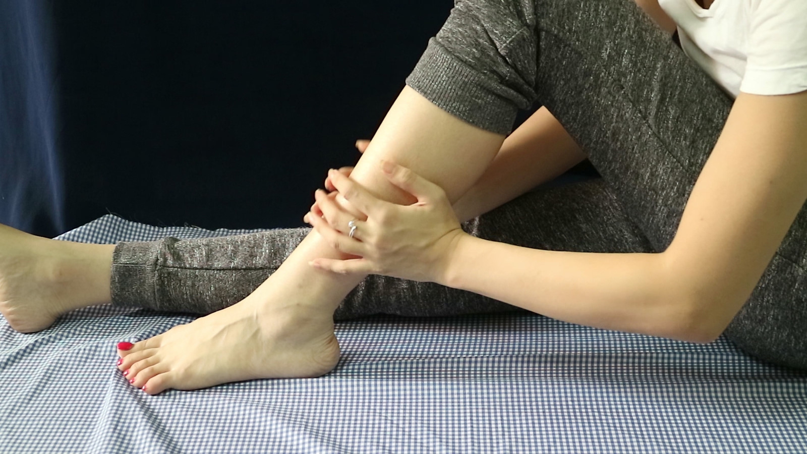 Thiếu hụt canxi c&oacute; thể biểu hiện tr&ecirc;n nhiều bộ phận của cơ thể từ b&agrave;n tay, b&agrave;n ch&acirc;n tới tr&iacute; nhớ