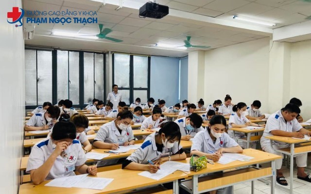 Lựa chọn m&ocirc;i trường học Dược ph&ugrave; hợp