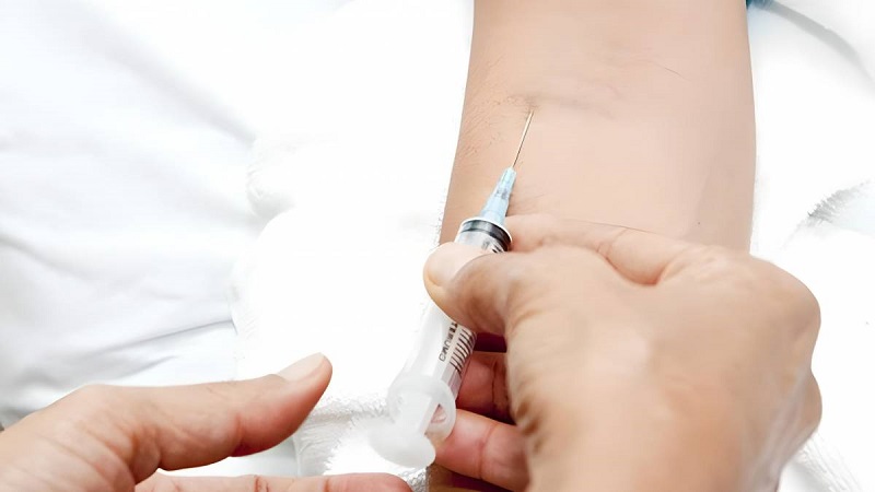 Sử dụng ti&ecirc;m truyền tĩnh mạch l&agrave; phương ph&aacute;p ti&ecirc;m truyền l&acirc;m s&agrave;ng phổ biến