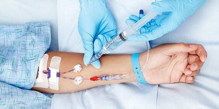 Theo d&otilde;i sau ti&ecirc;m đề ph&ograve;ng phản ứng dị ứng muộn