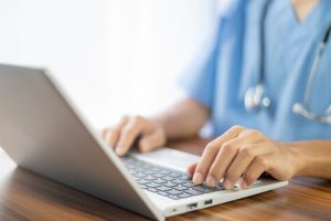 Học Y có cần laptop không?