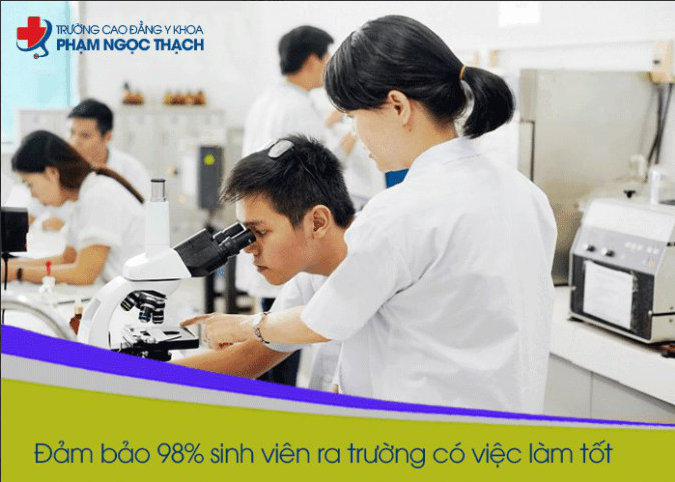 Sinh vi&ecirc;n Cao đẳng Y khoa Phạm Ngọc Thạch trong giờ học thực h&agrave;nh