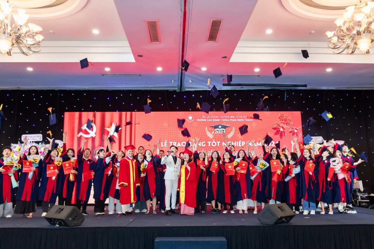 le-trao-bang-tot-nghiep-cao-dang-y-khoa-pham-ngoc-thach-k13