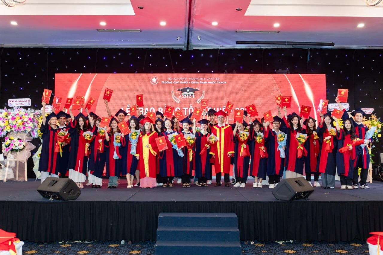 le-trao-bang-tot-nghiep-cao-dang-y-khoa-pham-ngoc-thach-k13