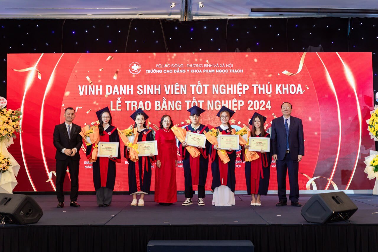 le-trao-bang-tot-nghiep-cao-dang-y-khoa-pham-ngoc-thach-k13