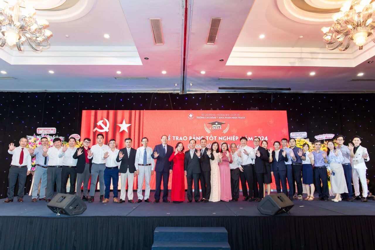 le-trao-bang-tot-nghiep-cao-dang-y-khoa-pham-ngoc-thach-k13