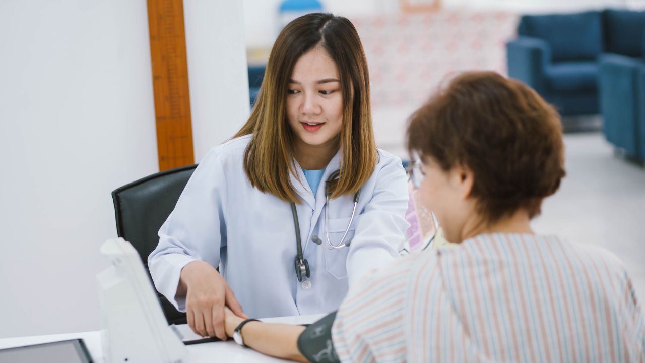 Y sĩ c&oacute; được k&ecirc; đơn thuốc kh&ocirc;ng?