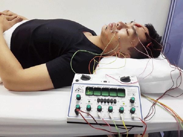 Thăm khám và chuẩn bị điện châm