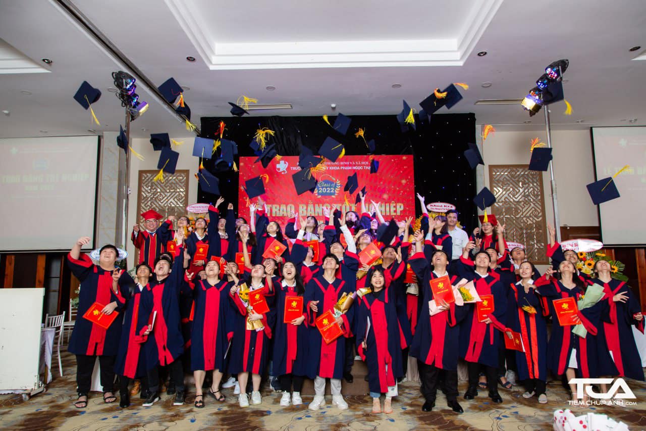 Khoảnh khắc các Tân khoa thực hiện nghi thức Tung nón báo hiệu một hành trình mới bắt đầu! Khoảnh khắc các Tân khoa thực hiện nghi thức Tung nón báo hiệu một hành trình mới bắt đầu!