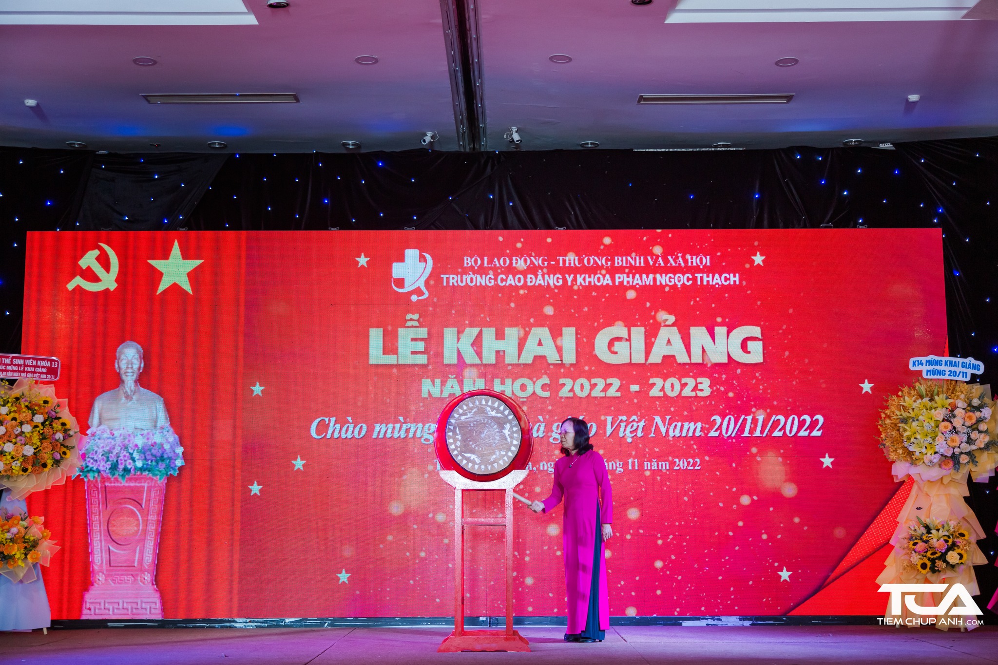 Hình ảnh Cô Hiệu trưởng Phạm Thị Lý đánh trống khai giảng báo hiệu một năm học mới đầy khởi sắc, thành công chuẩn bắt đầu!