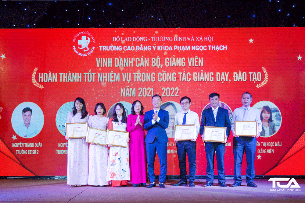Vinh danh các Cán bộ, Giảng viên hoàn thành tốt nhiệm vụ trong công tác đào tạo, giảng dạy năm học 2021 - 2022 Vinh danh các Cán bộ, Giảng viên hoàn thành tốt nhiệm vụ trong công tác đào tạo, giảng dạy năm học 2021 - 2022